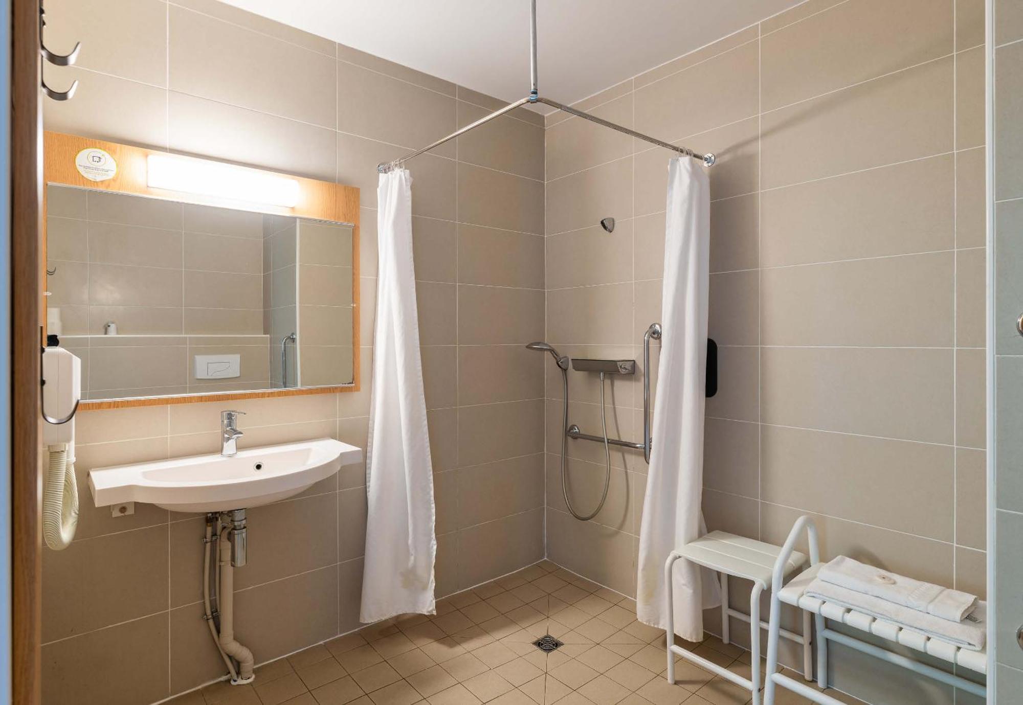 B&B HOTEL Lyon Eurexpo Chassieu Buitenkant foto