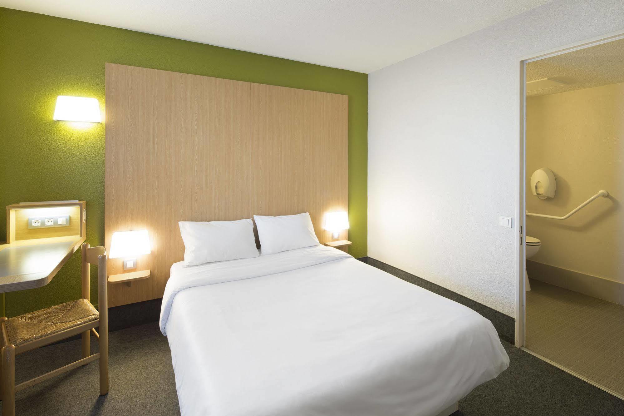 B&B HOTEL Lyon Eurexpo Chassieu Buitenkant foto